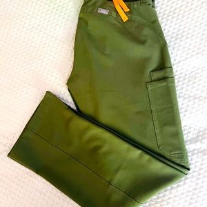 FIGS Kade in XS /P  in Moss ( Rare Color )